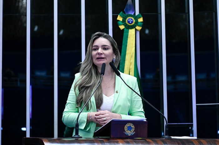 A senadora Augusta Brito foi relatora da proposta e a defendeu durante a votação no Plenário - Geraldo Magela/Agência Senado