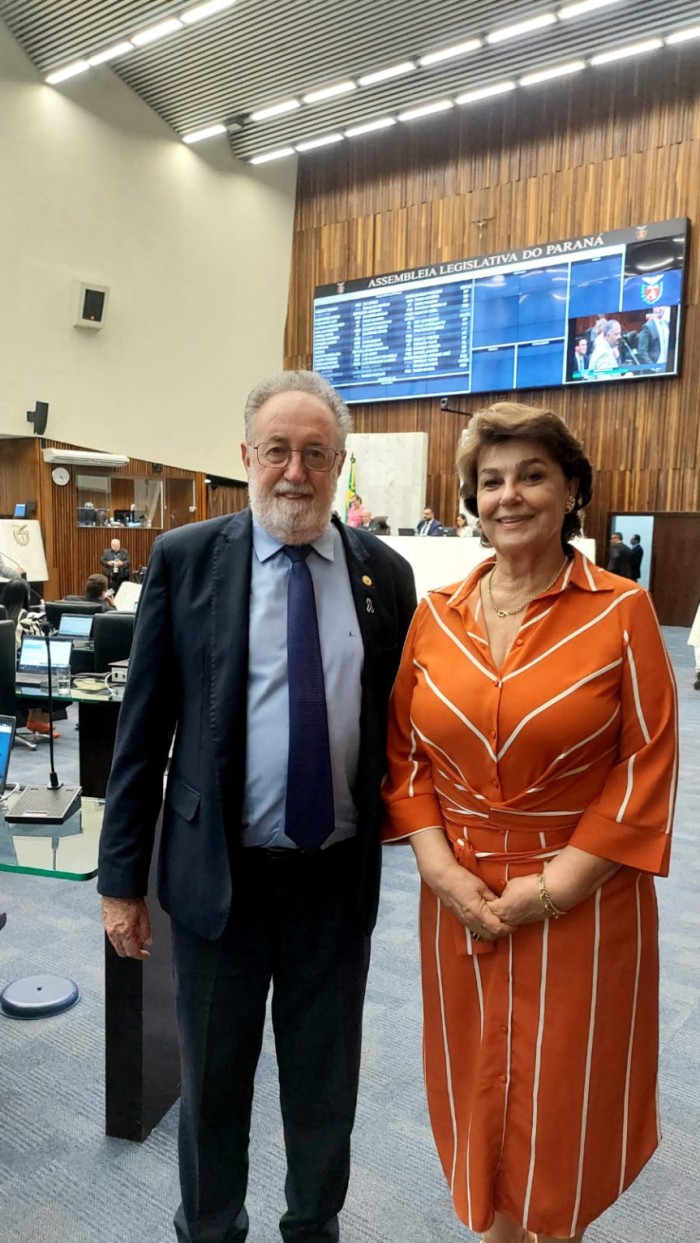 O autor do projeto, deputado Tercilio Turini, ao lado da deputada Cristina Silvestri. / Créditos: Divulgação