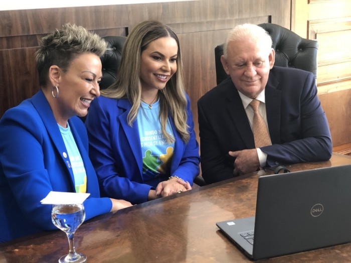 (Esq. p/ dir.) A procuradora da Mulher da Assembleia, deputada Cloara Pinheiro (PSD), a coordenadora de Ações Solidárias do Legislativo, Rose Traiano, e o presidente da Casa, deputado Ademar Traiano (PSD). / Créditos: Divulgação / Assessoria Parlamentar