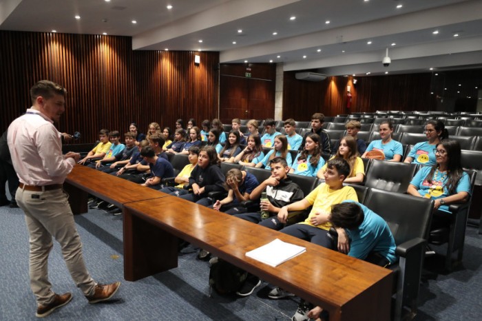 Alunos da Escola Santa Teresinha do Menino Jesus, de Guarapuava, estiveram na Assembleia Legislativa do Paraná na tarde desta quarta-feira (12). / Créditos: Valdir Amaral/Alep