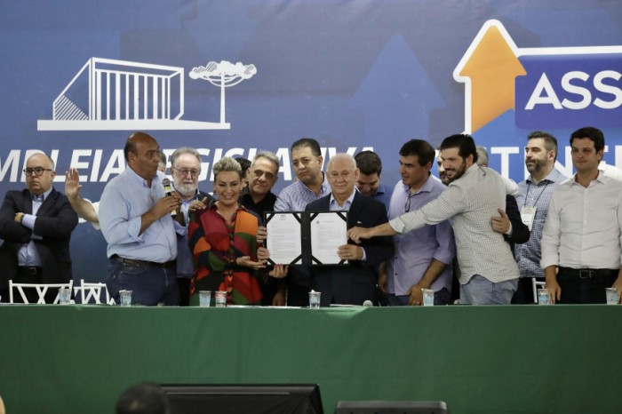 Durante o encontro, o presidente da Assembleia, deputado Ademar Traiano (PSD), e o primeiro secretário, deputado Alexandre Curi (PSD), e deputados estaduais da região receberam entidades do agronegócio e da sociedade civil organizada para ouvir as demanda