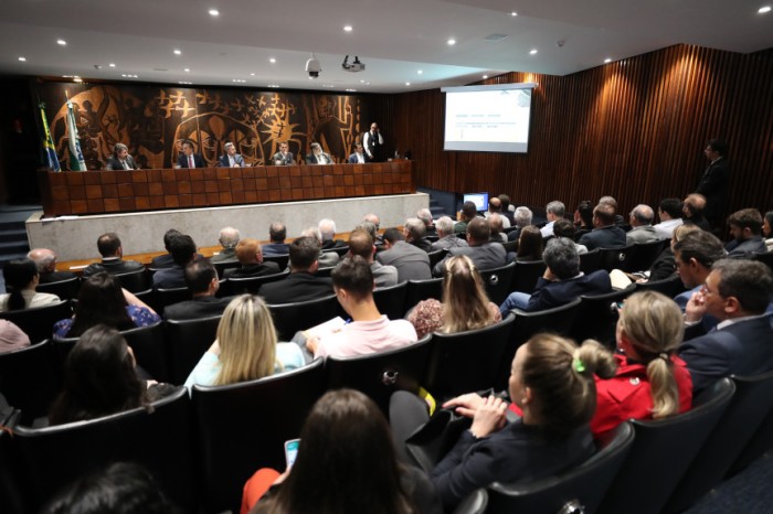 Debate realizado na manhã desta terça-feira (17) reuniu parlamentares e representantes de entidades ligadas à indústria e ao comércio. / Créditos: Orlando Kissner/Alep