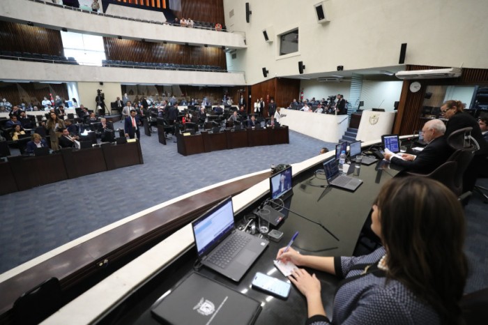 Dezesseis projetos de lei do Poder Executivo tratando dessas transferências e sobre a desafetação de trechos rodoviários estaduais iniciaram a tramitação no Plenário da Assembleia Legislativa. / Créditos: Orlando Kissner/Alep