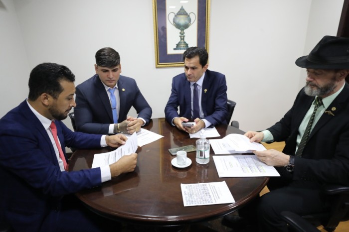 Encontro ocorreu após a sessão plenária desta segunda-feira (24). / Créditos: Orlando Kissner/Alep