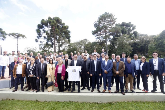 O convite para o evento foi entregue ao governador Carlos Massa Ratinho Junior nesta segunda-feira (24), no Palácio Iguaçu. / Créditos: Albari Rosa/AEN