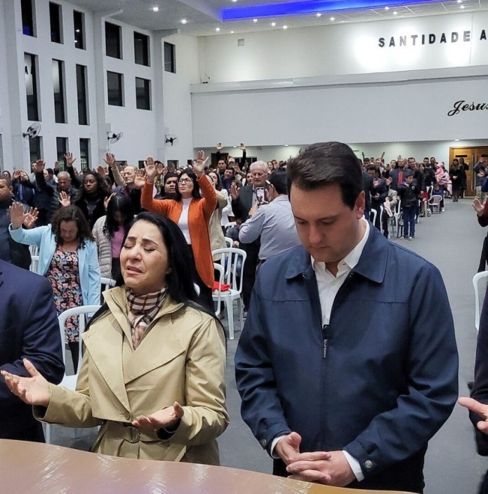 A deputada Cantora Mara Lima ao lado do governador do Paraná, Carlos Massa Ratinho Junior. / Créditos: Divulgação