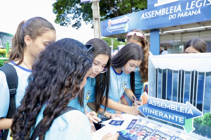 Ao longo de toda esta quarta-feira (10), estudantes, lideranças e representantes da sociedade civil organizada estiveram no estande do Legislativo na Expoingá. / Créditos: Dálie Felberg/Alep
