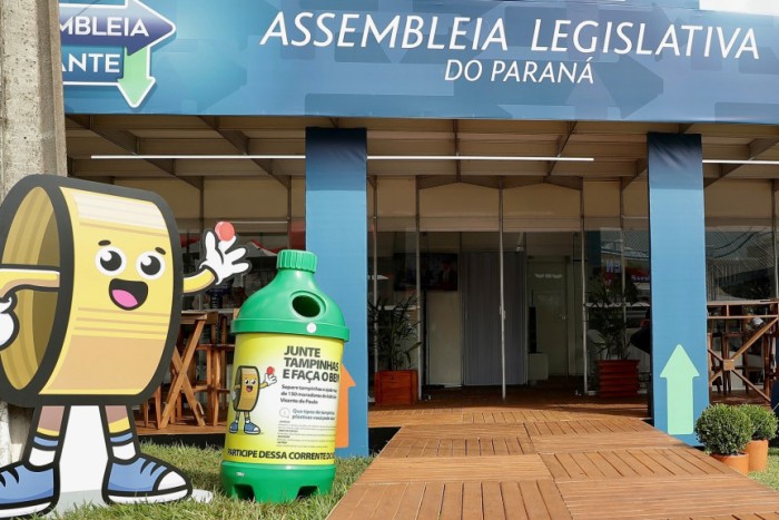 Um coletor para abrigar as doações e o mascote Tampinha' estão localizados no estande da Casa na Expoingá. / Créditos: Dálie Felberg/Alep