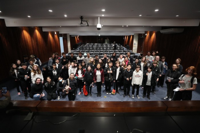 Os alunos do 6º ao 9º ano do Colégio Fênix, de Curitiba, conheceram o Plenarinho da Casa / Créditos: Valdir Amaral/Alep