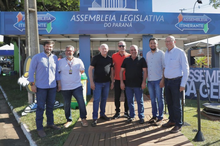 Ao longo desta quinta-feira, parlamentares receberam lideranças e a população no estande da Assembleia Itinerante. / Créditos: Dálie Felberg/Alep