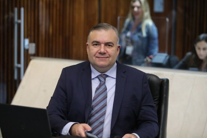 “O autismo faz com que as famílias de baixa renda despendam muito do seu pouco recurso para garantir um tratamento minimamente adequado às crianças que tem este transtorno. Tudo que for possível para diminuir suas contas se faz necessário”, afirma o deput