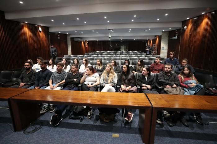 Os acadêmicos do 3º período de Turismo da UFPR conheceram o Plenarinho da Casa durante a visita. / Créditos: Valdir Amaral/Alep