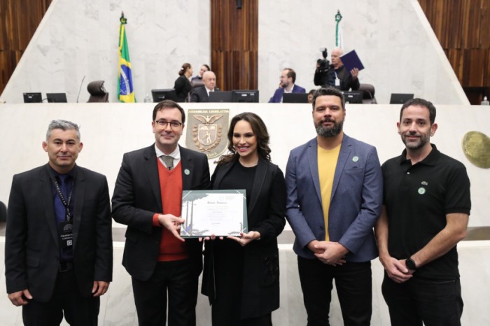 A menção honrosa foi entregue pela deputada na sessão plenária ao reitor da Universidade Positivo, Roberto Di Benedetto; ao diretor da UP Experience, Eduardo Faria Silva; ao coordenador do Teatro Positivo, Claudinei Branco e ao gerente de Marketing da Cru