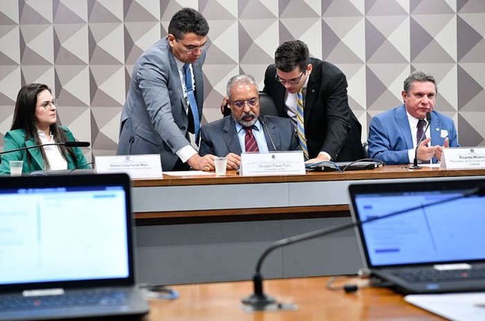 Presidente da CDH, Paulo Paim, em dia de audiência pública, tem projetos que alteram reforma trabalhista na pauta da comissão desta quarta-feira - Foto: Geraldo Magela/Agência Senado