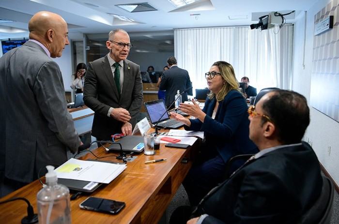 Contarato, relator do PL 1.818/2022, conversa com Leila Barros, Confúcio e Kajuru - Foto: Pedro França/Agência Senado