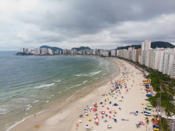 Construção do túnel pode beneficiar turismo entre as duas cidades, acima praia no Guarujá - (Foto: Divulgação/Governo de São Paulo)