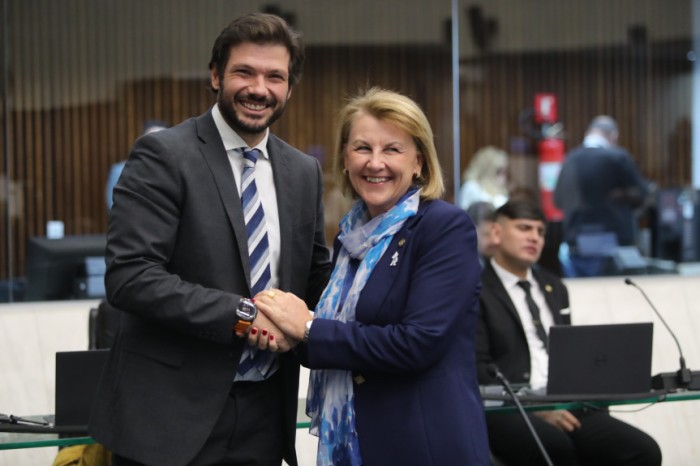 O presidente da CCJ, deputado Tiago Amaral, e a líder do Bloco da Saúde, deputada Márcia Huçulak. / Créditos: Orlando Kissner/Alep