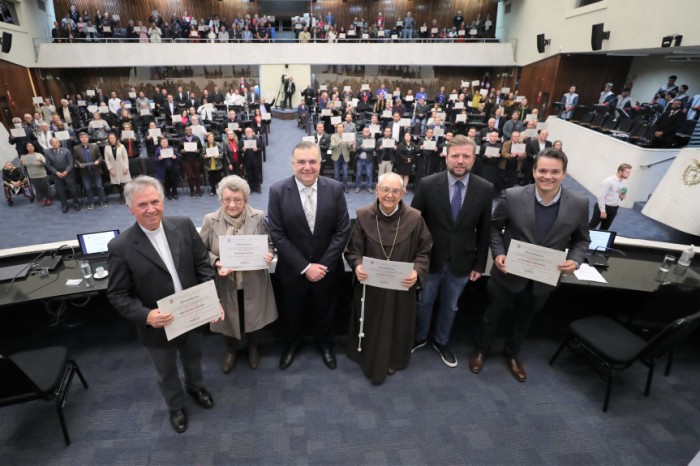 Solenidade aconteceu na noite desta quinta-feira (18), no Plenário da Assembleia Legislativa do Paraná. / Créditos: Valdir Amaral/Alep