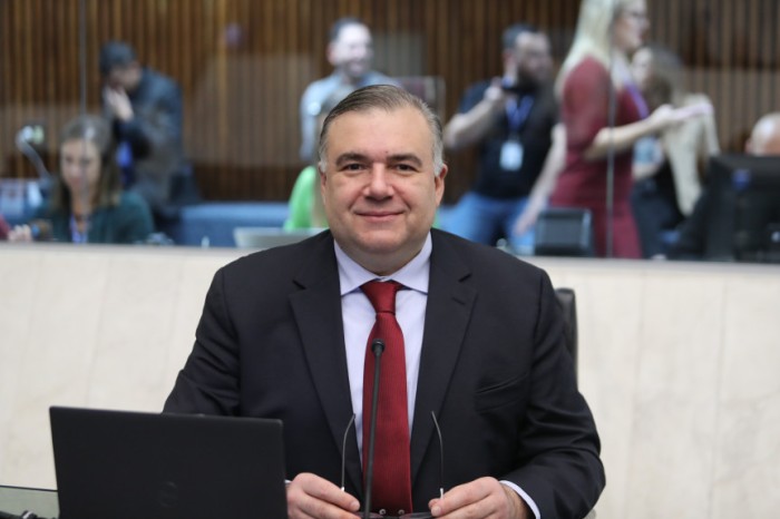 Odeputado Ney Leprevost (União) assina a matéria juntamente com os deputados Delegado Jocovós (PL) e Tito Barichello (União). / Créditos: Valdir Amaral/Alep