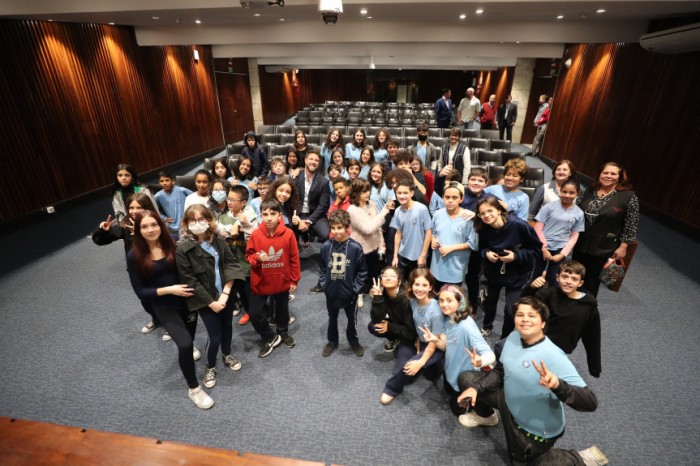 No Plenarinho da Casa, os estudantes puderam bater um papo com o deputado Requião Filho (PT). / Créditos: Valdir Amaral/Alep