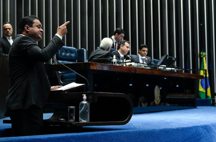 Autor do projeto quando deputado, Weverton relatou o texto no Plenário: universalização dos exames protege a gestação, avalia senador - Foto: Jefferson Rudy/Agência Senado