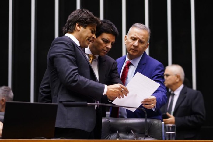 Pedro Paulo (E) e Aguinaldo Ribeiro (D) conversam com o relator Claudio Cajado (C) - (Foto: Pablo Valadares/Câmara dos Deputados)