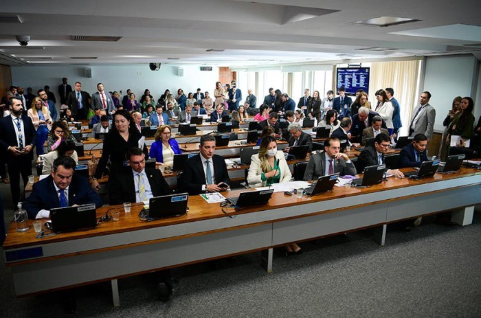 Relatório favorável, do senador Paulo Paim, foi lido pela senadora Augusta Brito; texto segue para o Plenário - Foto: Pedro França/Agência Senado