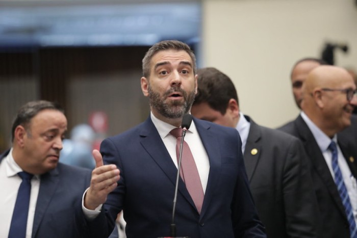 “Trata-se de dar isonomia diante do que já prevê a lei. Não há razão para que pessoas com deficiência física, intelectual e visual sejam isentas de determinados tributos, o que é absolutamente justo e correto, e os deficientes auditivos sejam preteridos”,