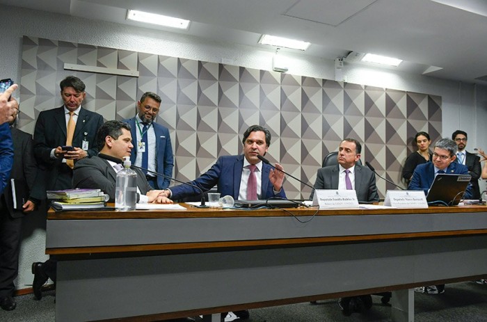 Os senadores Davi Alcolumbre (E) e Randolfe Rodrigues (D) com os deputados Isnaldo Bulhões Jr. e Marco Bertaiolli - Foto: Roque de Sá/Agência Senado
