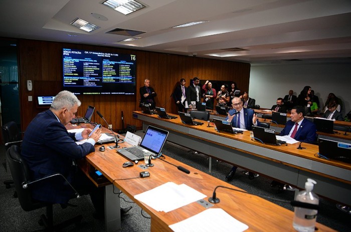 Presidida por Sérgio Petecão (E), a Comissão de Segurança Pública tem quatro projetos em pauta na terça - Foto: Pedro França/Agência Senado