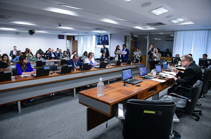 Reunião da CE, presidida por Flávio Arns (à dir.): colegiado volta a se encontrar na terça - Foto: Pedro França/Agência Senado