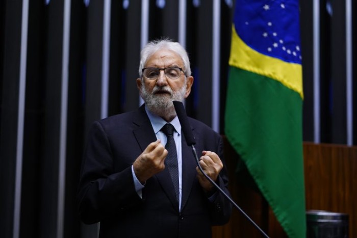 Ivan Valente: comunidades seriam severamente impactadas - (Foto: Pablo Valadares/Câmara dos Deputados)