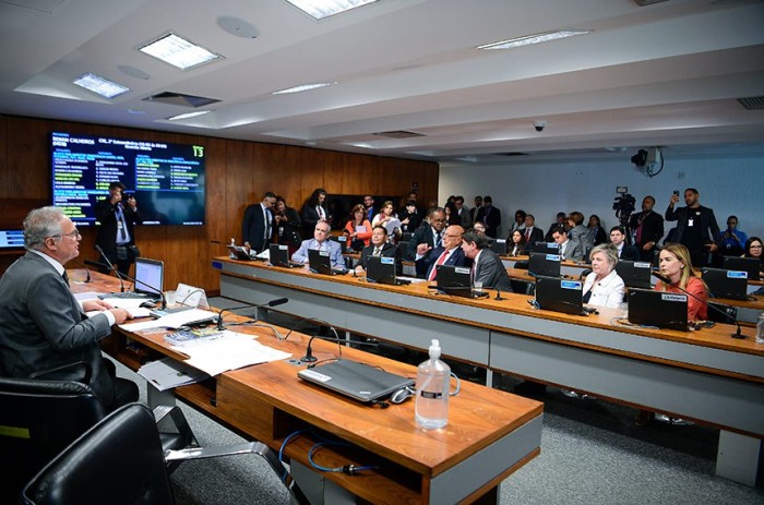 Reunião da CRE, presidida por Renan Calheiros (à esq.); comissão vai analisar pauta com 12 itens - Foto: Pedro França/Agência Senado