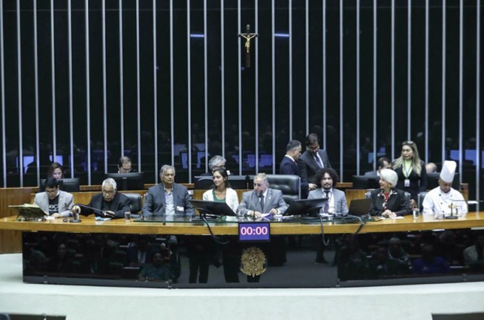 Izalci Lucas (ao centro) e convidados da sessão, que homenageou o Dia Nacional do Líder Comunitário - Foto: Bruno Spada/Câmara dos Deputados