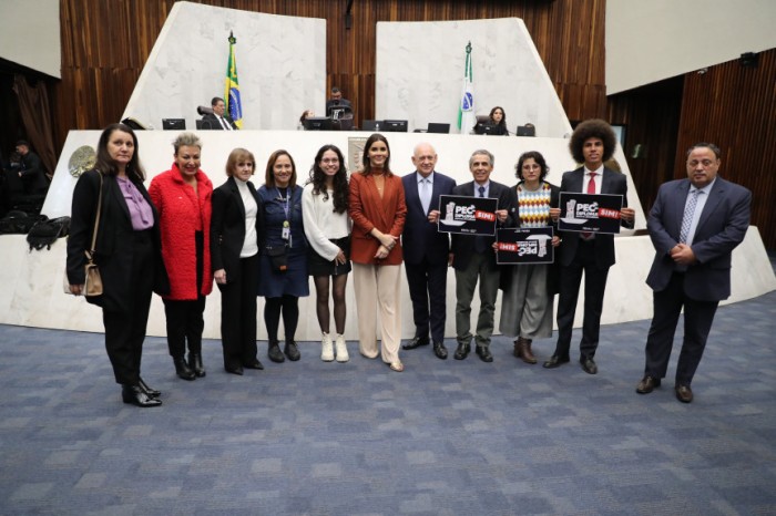 A convite da deputada Ana Julia (PT) a diretoria do Sindicato dos Jornalistas Profissionais do Paraná (SindiJor/PR) compareceu à sessão plenária desta segunda-feira (29). / Créditos: Valdir Amaral/Alep