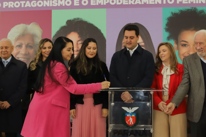 a deputada cantora Mara Lima (Republicanos), presidente da Comissão de Defesa dos Direitos da Mulher na Assembleia Legislativa participou do evento de lançamento do programa na manhã desta segunda-feira (29), no Palácio Iguaçu. / Créditos: Roberto Dziura 