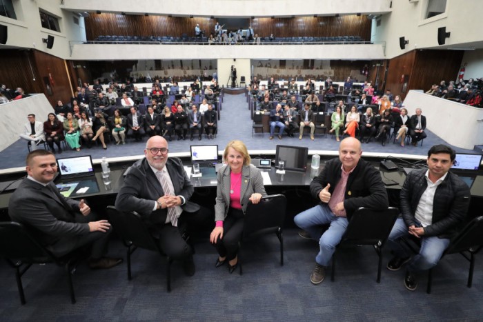 Solenidade aconteceu na noite desta segunda-feira (29), no Plenário da Assembleia Legislativa do Paraná. / Créditos: Valdir Amaral/Alep