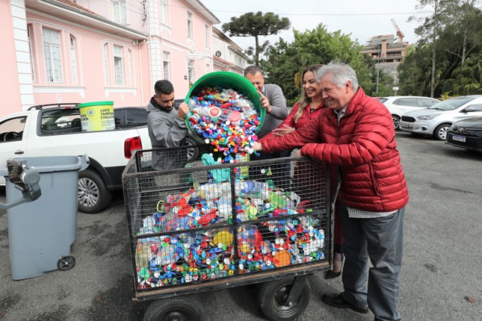 Entrega das tampinhas coletadas na Casa ocorreu na tarde desta quarta-feira (31). / Créditos: Orlando Kissner/Alep