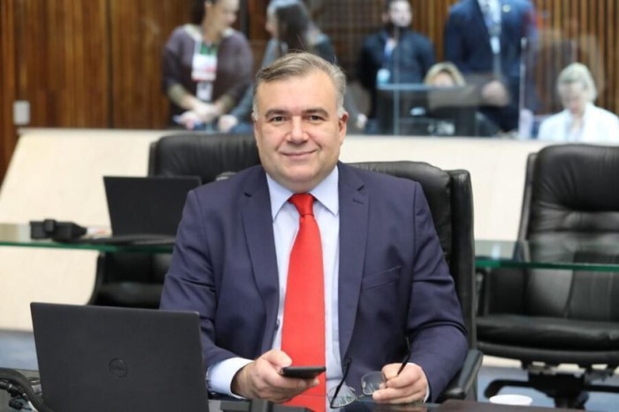 O deputado Ney Leprevost (União) assina a proposta ao lado da deputada Mabel Canto (PSDB) e dos deputados Delegado Jacovós (PL) e Márcio Pacheco (Republicanos). / Créditos: Divulgação