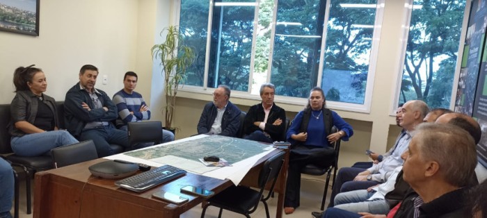 O deputado Tercilio Turini, o vice-presidente do Sinduscon Norte do Paraná Gerson Guariente, o presidente do IPPUL Tadeu Felismino e equipe, a vereadora Lu Oliveira, o superintendente regional do DER Marco Aurélio Sguario, a chefe regional da Casa Civil S
