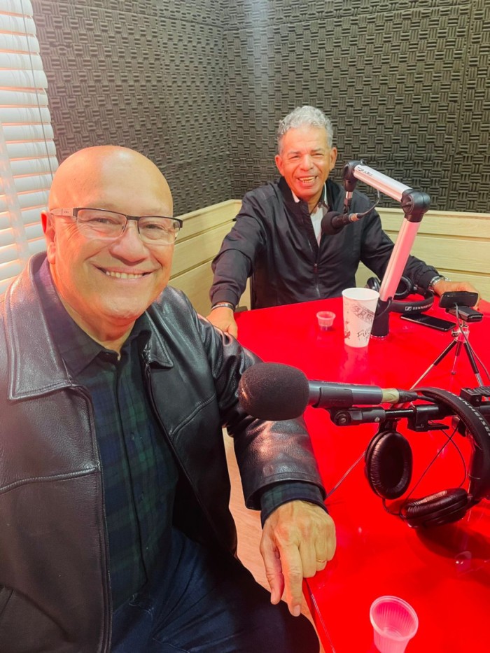 O deputado Luiz Claudio Romanelli (PSD) concedeu entrevista ao jornalista Gildo Alves, na Rádio FM 104, do Norte Pioneiro, nesta sexta-feira (2). / Créditos: Divulgação