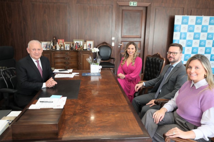 No início da tarde desta segunda-feira, o presidente da Casa, deputado Ademar Traiano (PSD), e a presidente do Conselho de Ações Solidárias e Voluntariado da Assembleia, Rose Traiano, receberam o presidente da Câmara de Curitiba, vereador Marcelo Fachinel