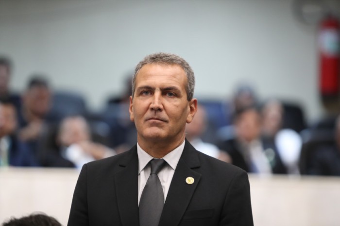 Homenagem ao delegado Rodrigo Brown (foto) ocorreu no início da sessão plenária desta segunda-feira (5). / Créditos: Valdir Amaral/Alep
