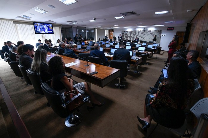 Aprovado pela CAE com relatório favorável de Cid Gomes, o PL 6.494/2019 segue para a Comissão de Educação