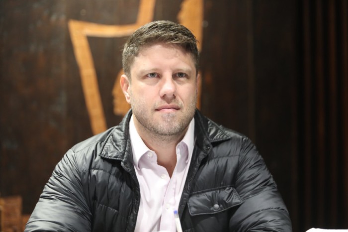 “A IA tem um enorme potencial para melhorar a eficiência dos serviços governamentais e a vida dos cidadãos. No entanto, seu uso também levanta questões importantes”, alertou o deputado. / Créditos: Valdir Amaral/Alep