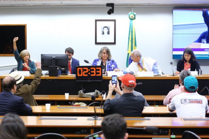 Érika Kokay (C) defendeu 