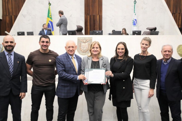 Homenagem ocorreu no início das sessões plenárias desta terça-feira (6). / Créditos: Orlando Kissner/Alep