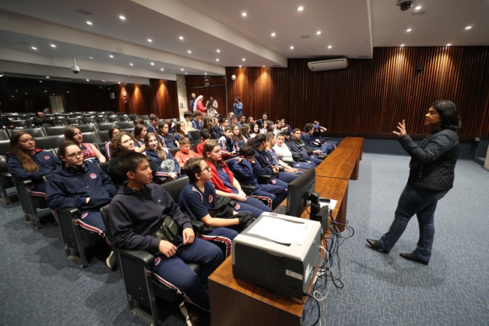 Estudantes puderam conhecer o Plenarinho da Casa durante a visita. / Créditos: Orlando Kissner/Alep
