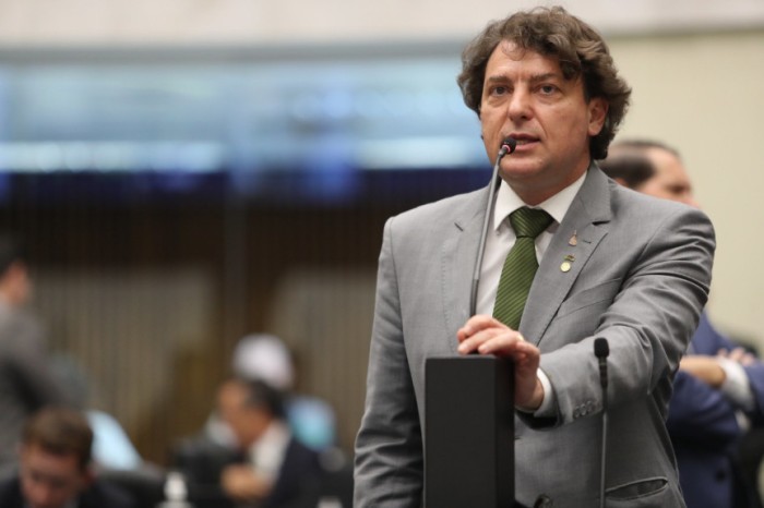 “Os episódios evidenciam a persistência do racismo no esporte e a necessidade de ações concretas para enfrentar esse problema. Foi o que nos motivou a apresentar o projeto e que simbolicamente já está sendo chamado de proposta de Lei Vini Junior”, disse o