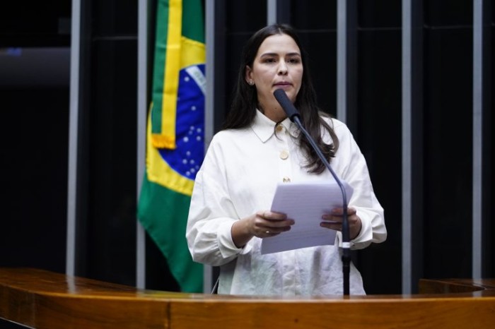 A relatora, deputada Maria Arraes, recomendou a aprovação da proposta - (Foto: Pablo Valadares/Câmara dos Deputados)